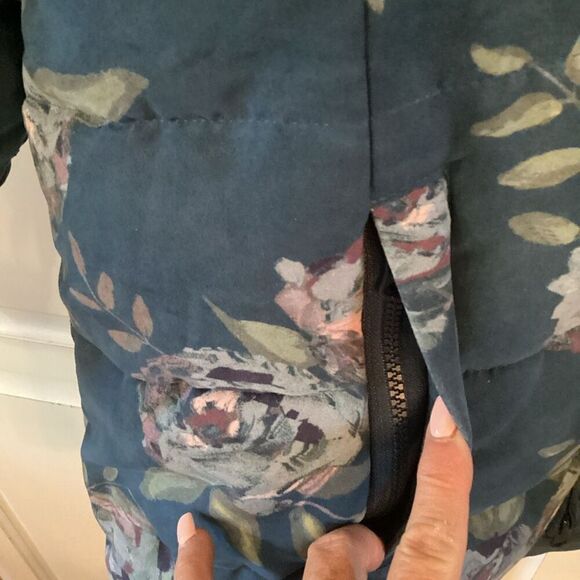 Coldwater Creek Womens Soft Puffer Full Zip Coat Jacket Sz PL Blue Roses - Picture 2 of 7